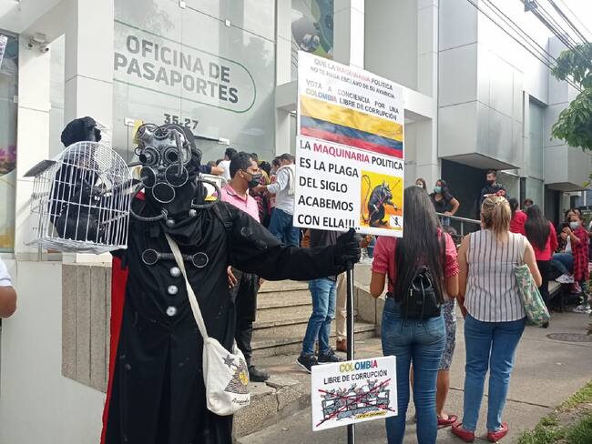 Abuchean al gobernador de Santander, Mauricio Aguilar, por escándalo de pasaportes