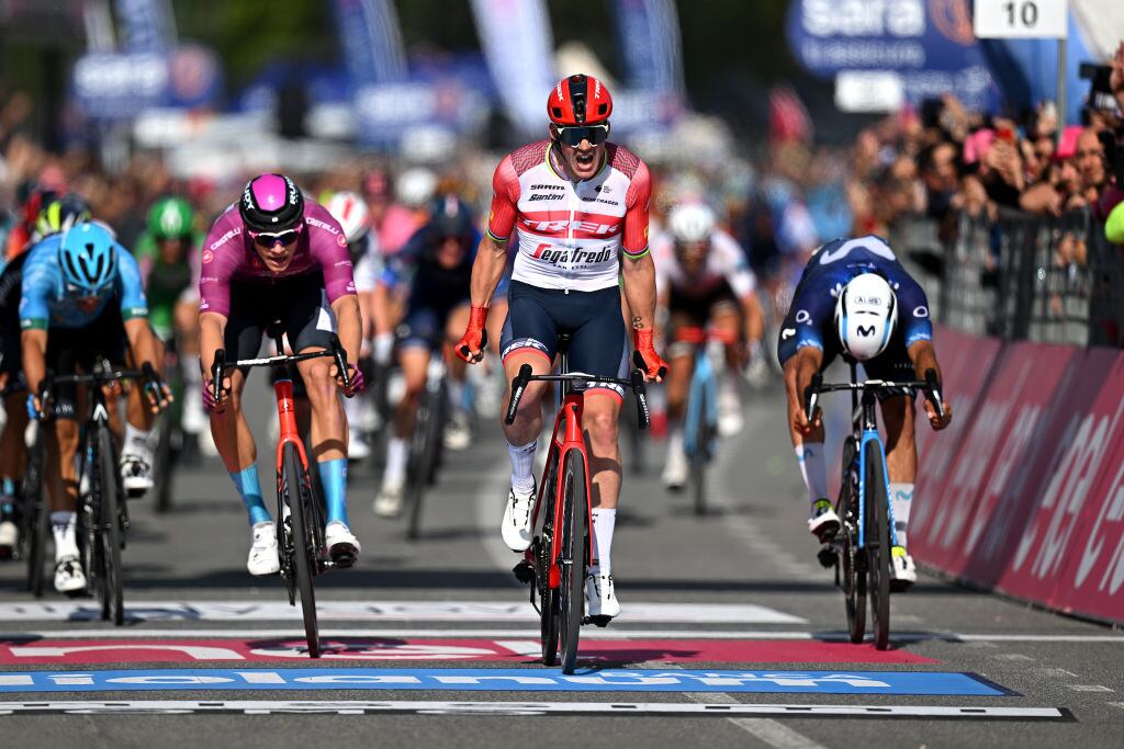 Fernando Gaviria, a la derecha, tras finalizar la etapa sexta del Giro de Italia. 11 de mayo de 2023. Foto: Stuart Franklin/Getty Images.
