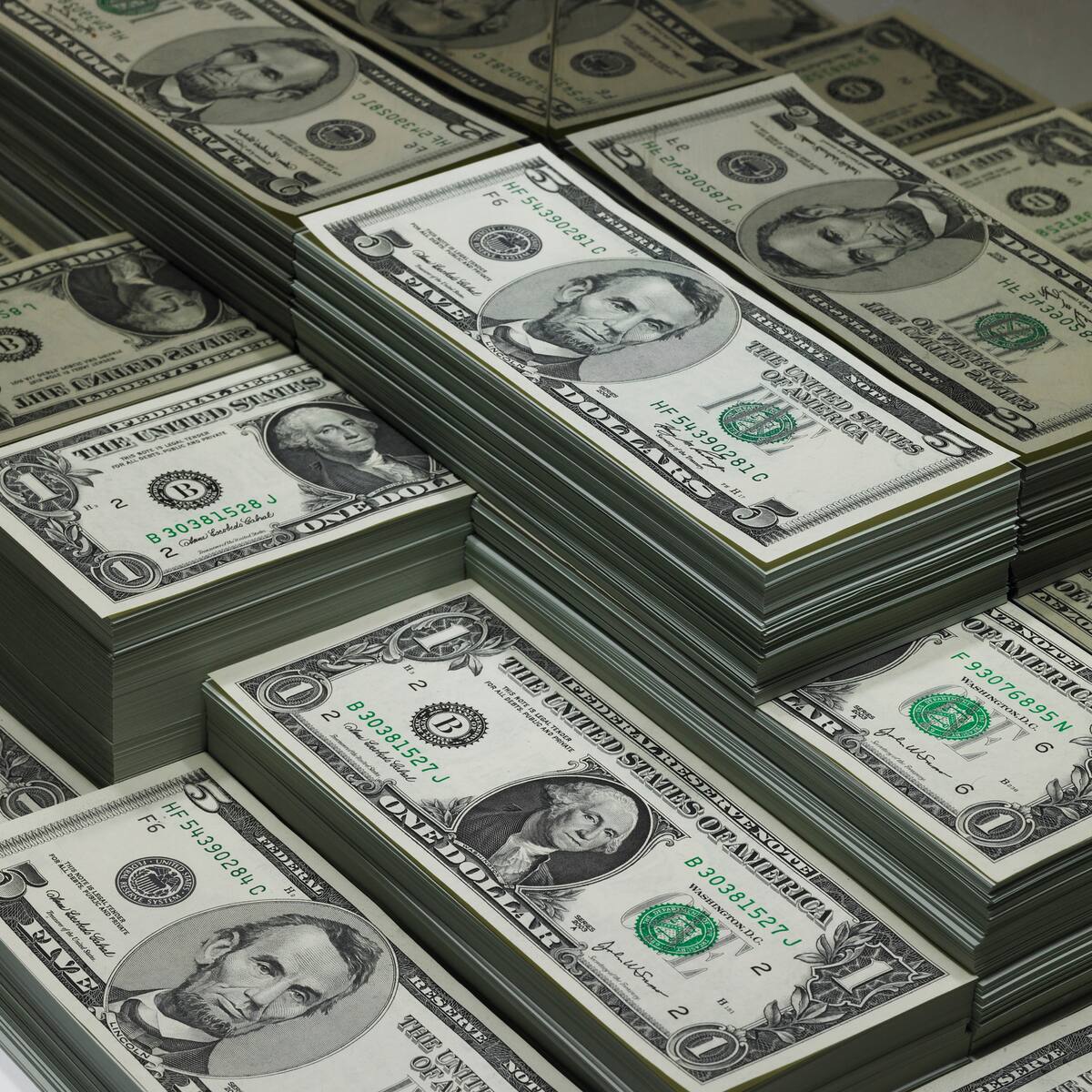 El dólar cerró debajo de los $4.400, ¿por qué sigue cayendo?