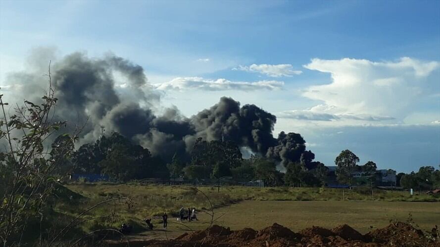 Inicialmente fue reportado un incendio forestal que por los fuertes vientos llegó a una bodega . Foto: Bomberos Popayán