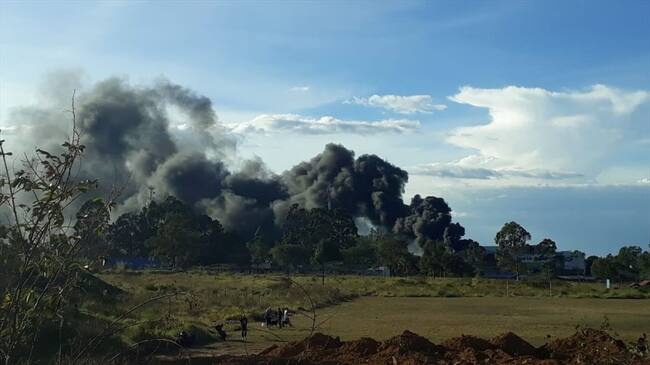 Inicialmente fue reportado un incendio forestal que por los fuertes vientos llegó a una bodega . Foto: Bomberos Popayán
