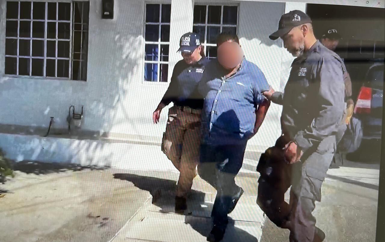 Captura de una persona en medio de un operativo que Migración Colombia y la Fiscalía adelantaron en el Caribe colombiano el 11 de marzo de 2025. (X - @MigracionCol)