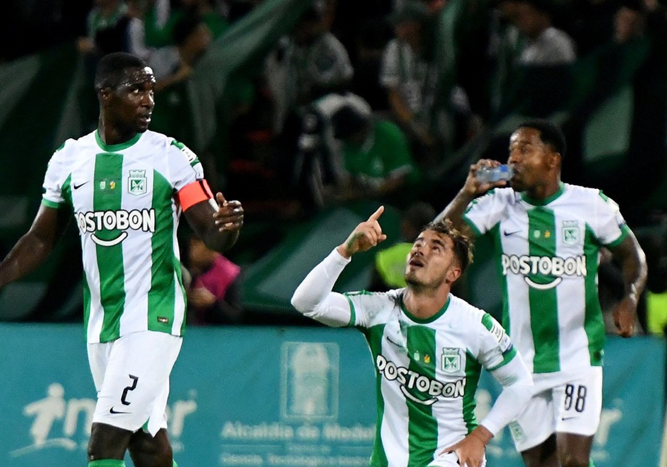 Tomas Ángel (centro), Drolan Pabón (derecha) y Cristian Zapata (izquierda). Jugadores de Naxcional celebrando uno de los goles frente a Pereira por la vuelta de la final de la Superliga colombiana. Foto: Dimayor.
