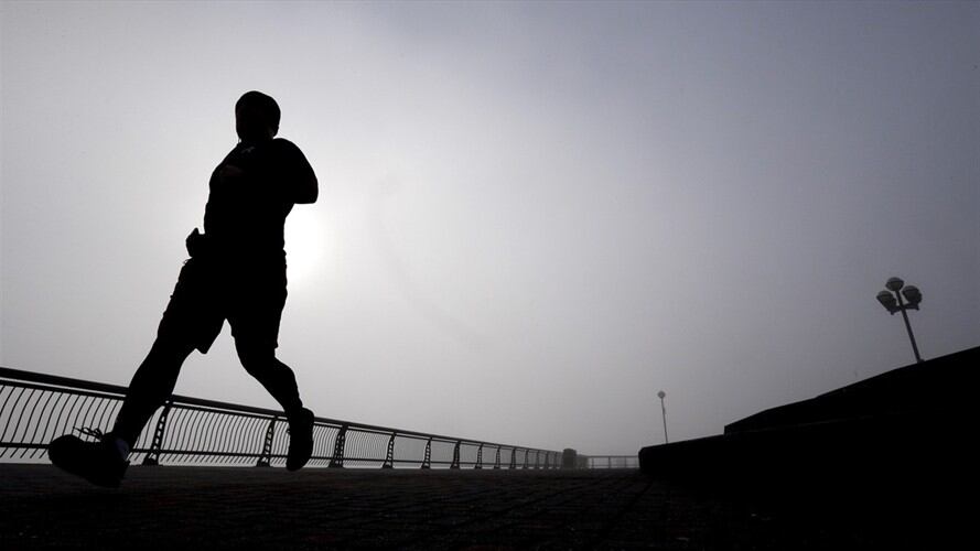 Hombre trotando en Hoboken, New Jersey. Foto: Associated Press - AP - Julio Cortez