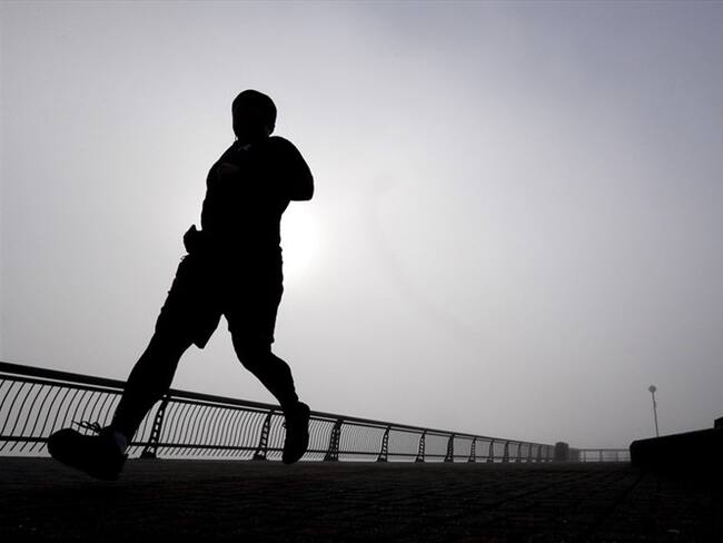 Hombre trotando en Hoboken, New Jersey. Foto: Associated Press - AP - Julio Cortez