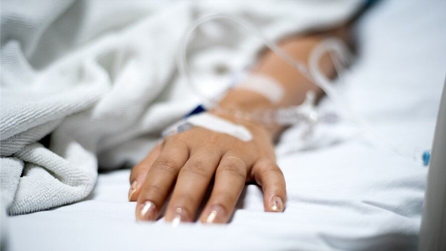 Imagen de referencia de una persona en UCI por COVID-19. Foto: Getty Images / Sorrasak Jar Tinyo