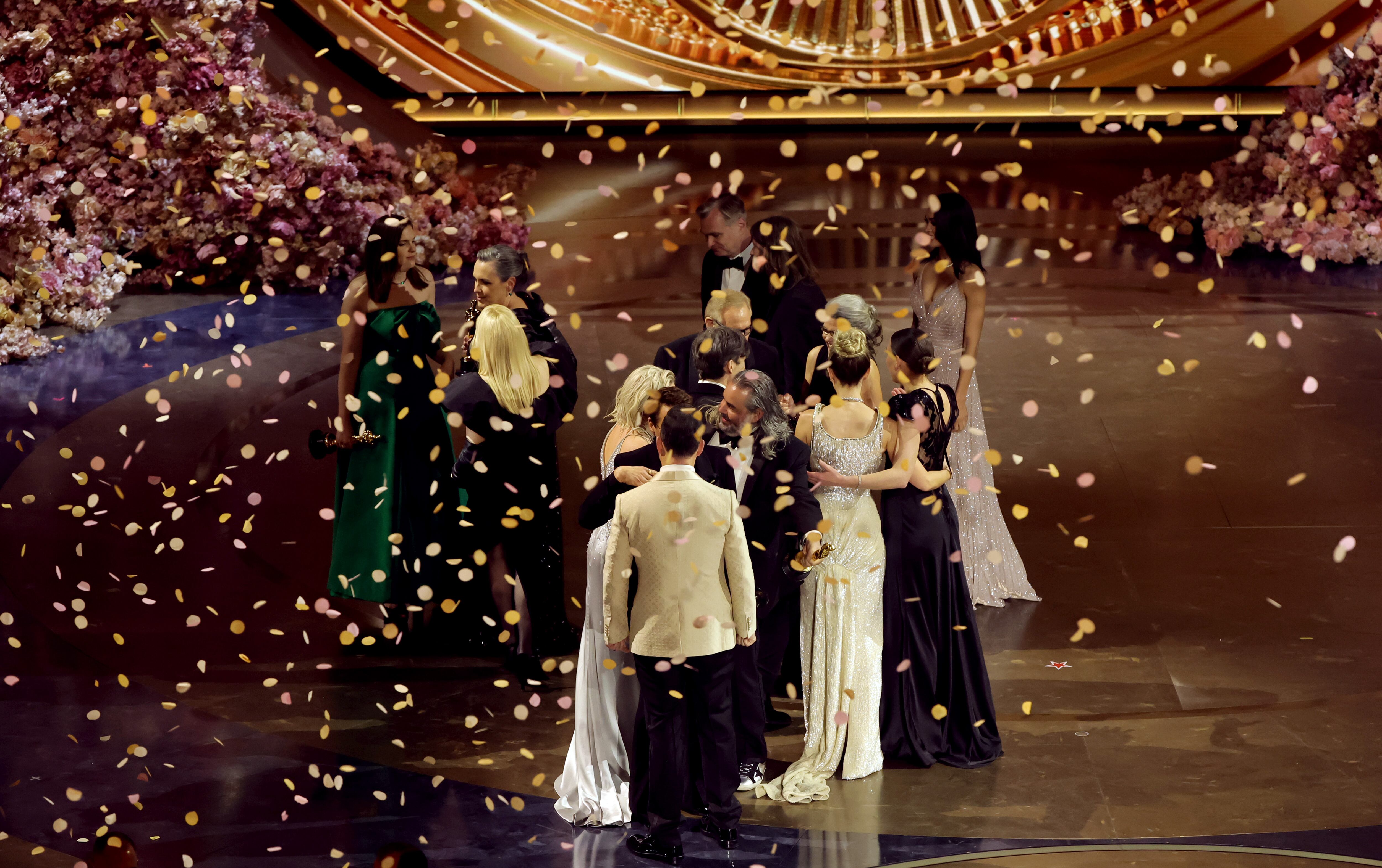 HOLLYWOOD, CALIFORNIA - 10 DE MARZO: Los productores, el reparto y el equipo aceptan el premio a la Mejor Película por «Oppenheimer» en el escenario durante la 96ª edición de los Premios Anuales de la Academia en el Dolby Theatre. Getty Images