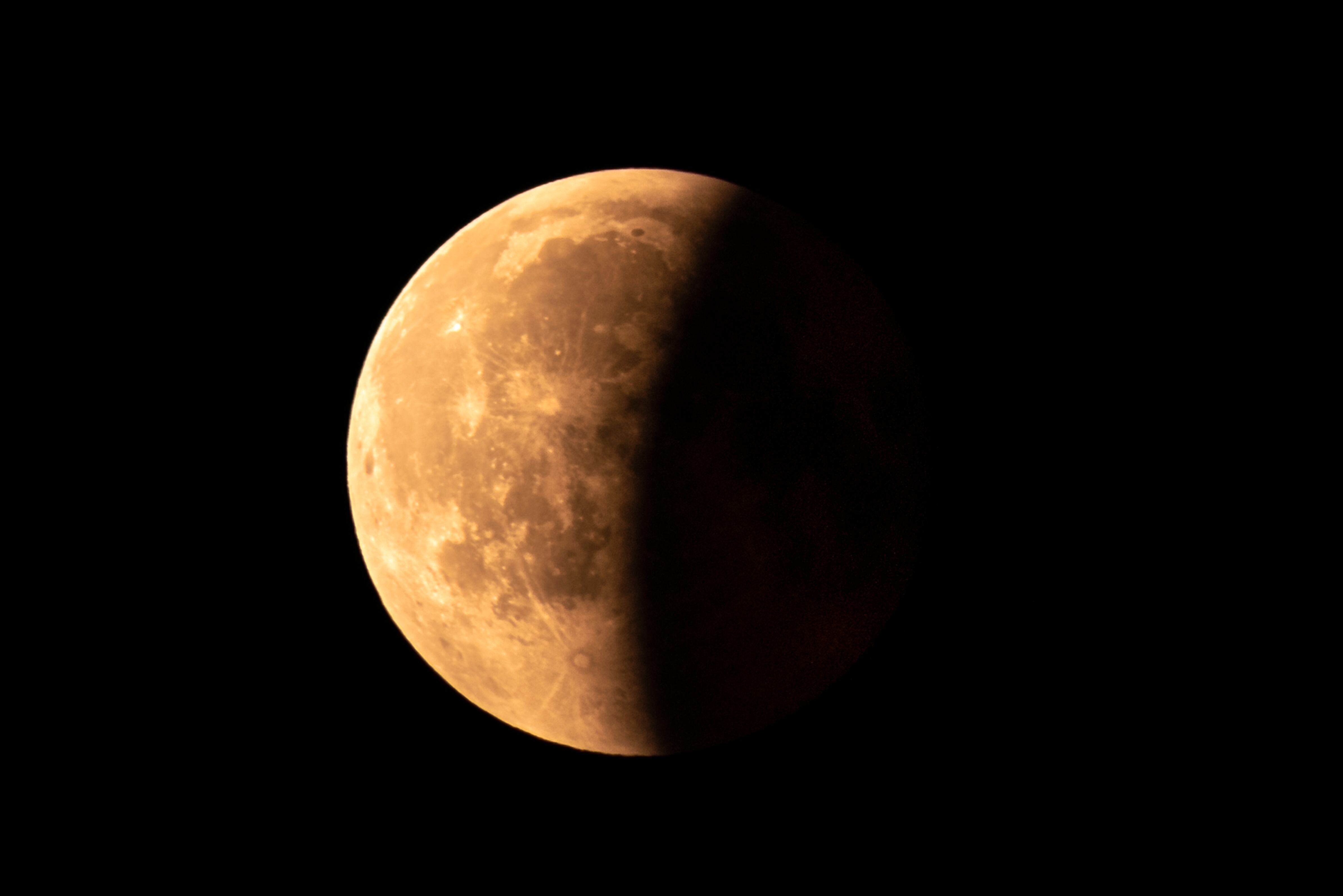 Eclipse parcial de Luna - vista desde Varsovia, Polonia, Europa. Foto: Imagen Getty Images.