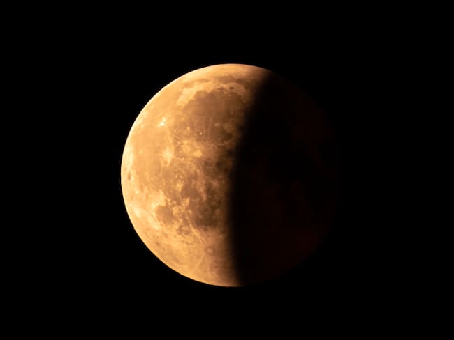 Eclipse parcial de Luna - vista desde Varsovia, Polonia, Europa. Foto: Imagen Getty Images.