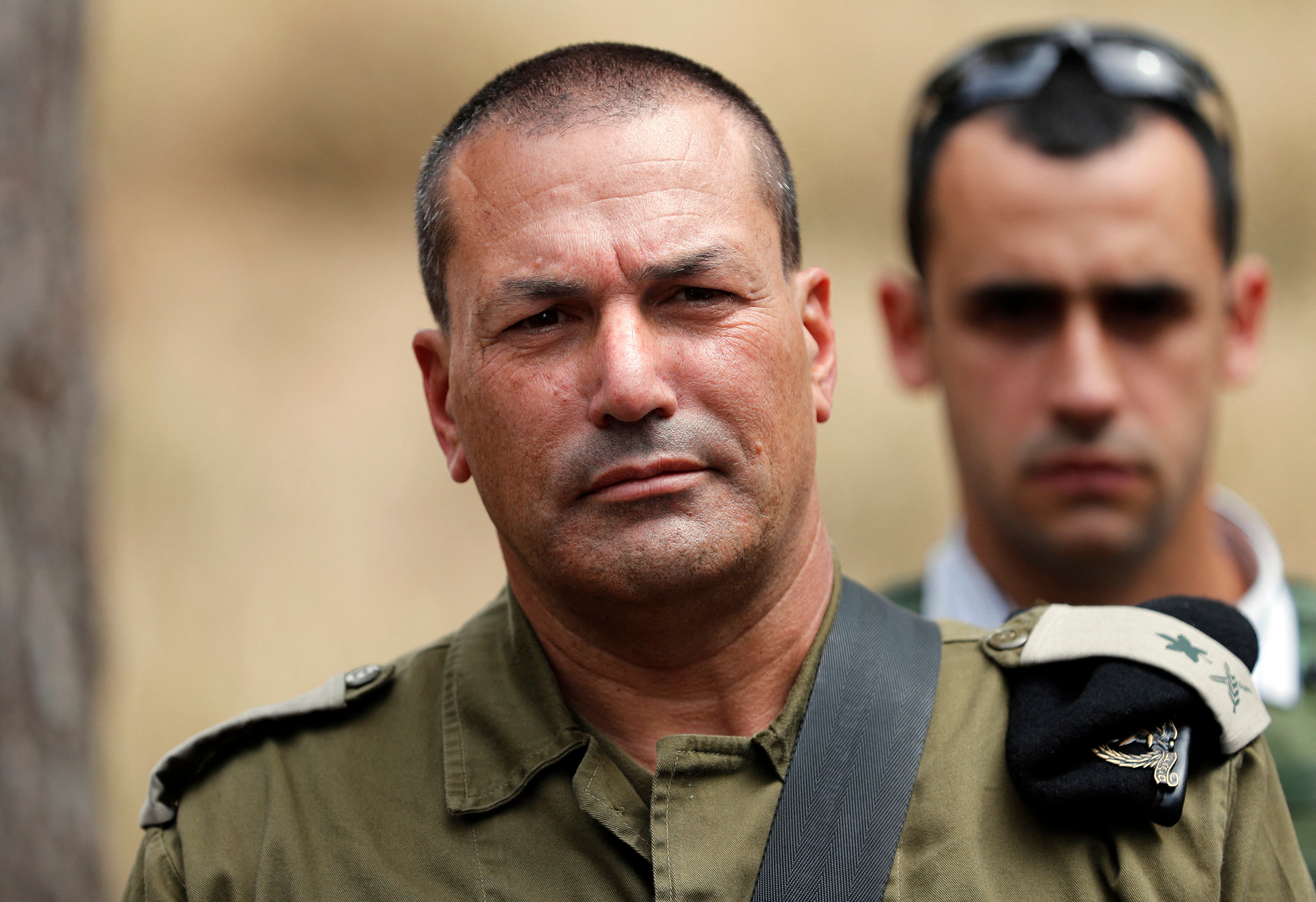 El mayor general del ejército israelí Eyal Zamir, jefe del comando sur, mira mientras se encuentra cerca de la frontera entre Israel y Gaza en el kibutz sureño de Nahal Oz el 20 de abril de 2018. (Foto de THOMAS COEX/AFP vía Getty Images)