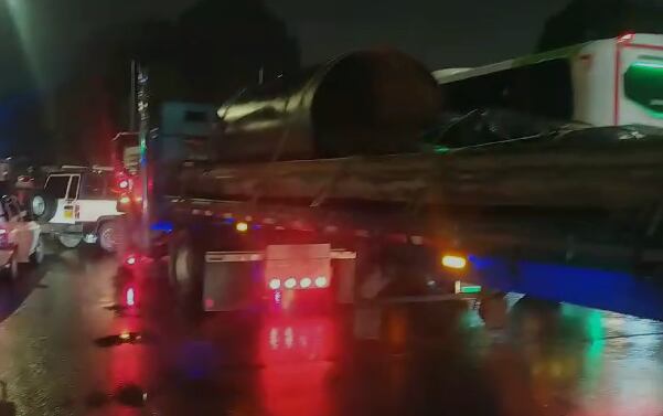 Fuerte congestión vehicular en la calle 80 de Bogotá por tractocamión varado. Foto: Tránsito Bogotá