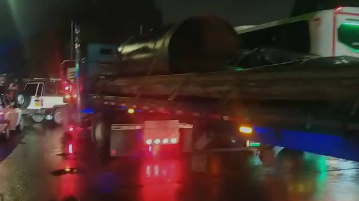 Fuerte congestión vehicular en la calle 80 de Bogotá por tractocamión varado
