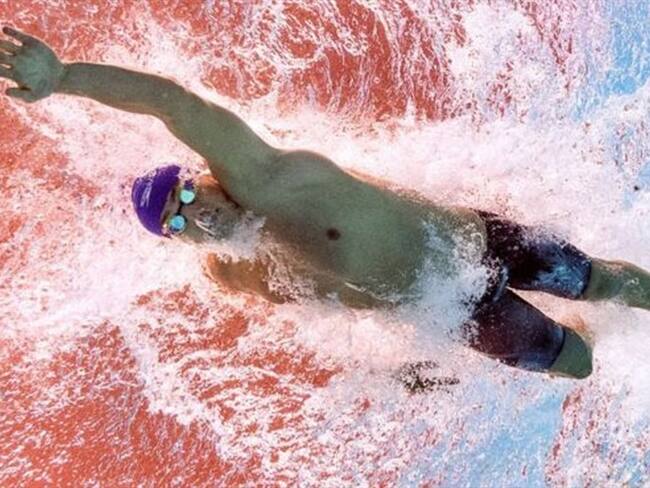 La mano se debe relajar una vez que hace contacto con el agua para permitir una leve separación de los dedos.. Foto: BBC Mundo