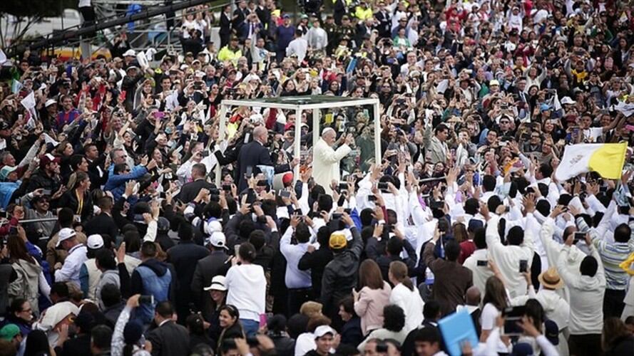 Los bogotanos dan al papa una calurosa despedida en las calles de la capital. Foto: Colprensa