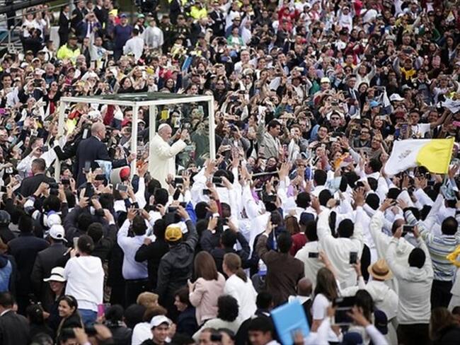 Los bogotanos dan al papa una calurosa despedida en las calles de la capital. Foto: Colprensa