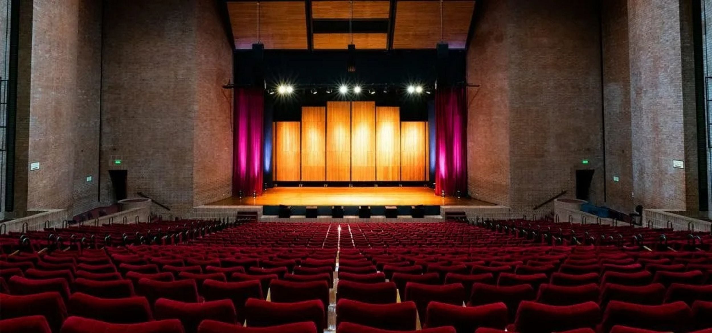 El teatro se inauguró en 1987 como resultado de una iniciativa privada. Foto: Teatro Metropolitano de Medellín