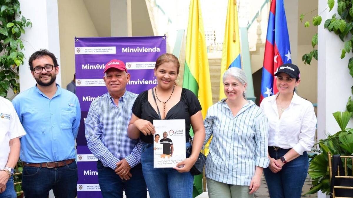 Ministra de Vivienda entregó títulos de propiedad en Ciénaga, Magdalena