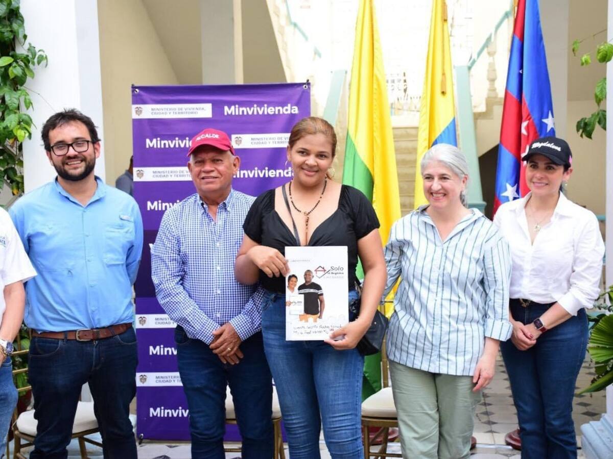 Ministra de Vivienda entregó títulos de propiedad en Ciénaga, Magdalena