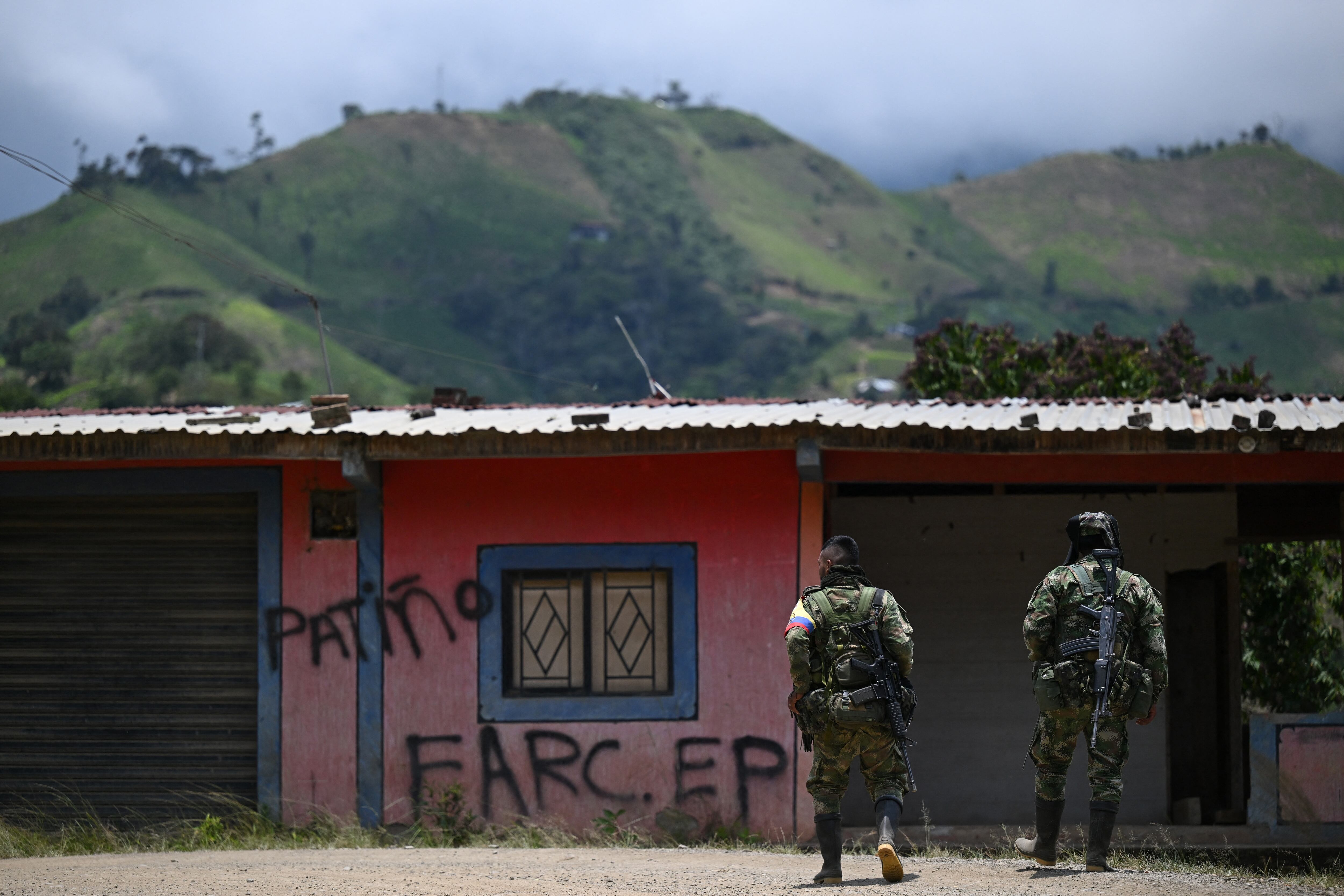 Miembros del frente Carlos Patino, de las disidencias de las FARC, patrullan en el Cañón de Micay, una zona montañosa y bastión del EMC en el departamento del Cauca, suroeste de Colombia, el 24 de marzo de 2024. AFP vía Getty Images