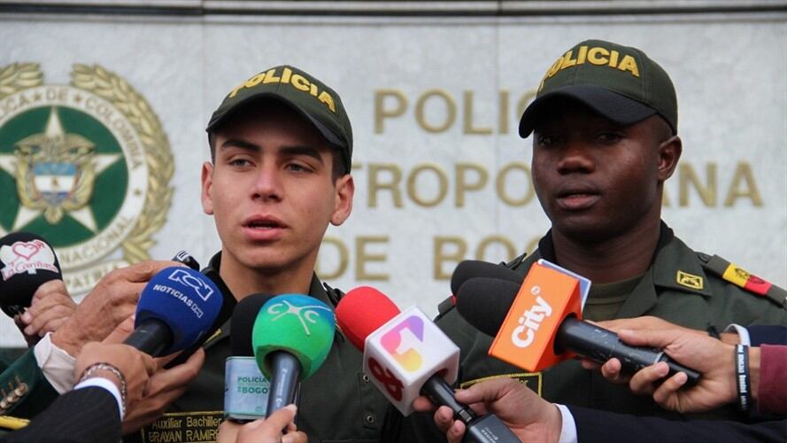 Policias que rescataron a bebé en parque del norte de Bogotá. Foto: MEBOG
