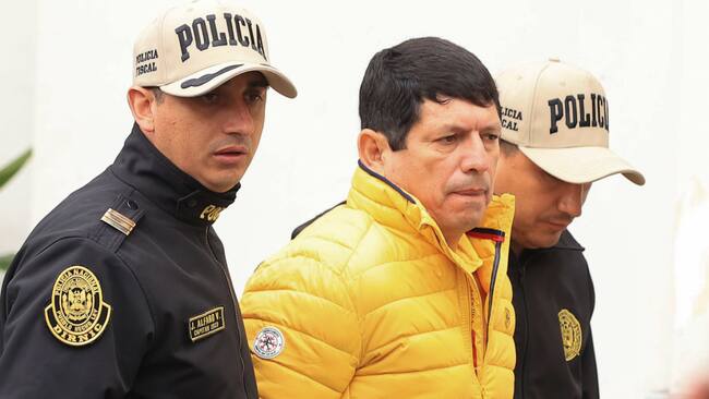 AME5203. LIMA (PERÚ), 07/11/2024.- Fotografía cedida por la Agencia Peruana de Noticias ANDINA del presidente de la Federación Peruana de Fútbol (FPF), Agustín Lozano, siendo trasladado por agentes de la Policía Fiscal tras ser detenido, este jueves en Lima (Perú). Lozano fue detenido de manera preliminar como parte de la investigación de la Fiscalía de una presunta red dedicada al uso irregular de recursos de la institución en actos ilícitos, informaron medios locales. EFE/ Jhonel Rodríguez / ANDINA / SOLO USO EDITORIAL/ SOLO DISPONIBLE PARA ILUSTRAR LA NOTICIA QUE ACOMPAÑA (CRÉDITO OBLIGATORIO)