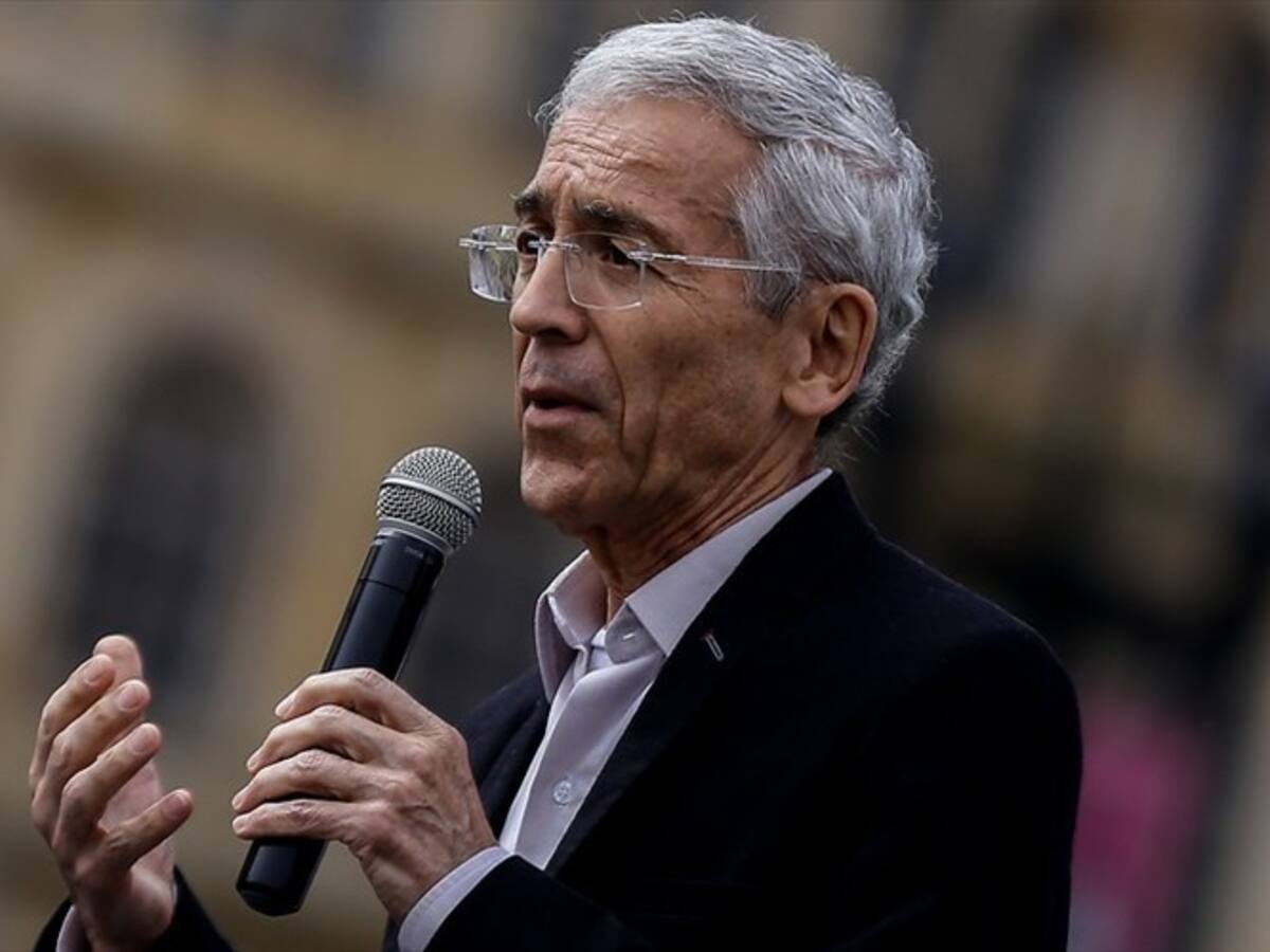 Además de exportar coca, proveemos mercenarios: la crítica del Padre de Roux