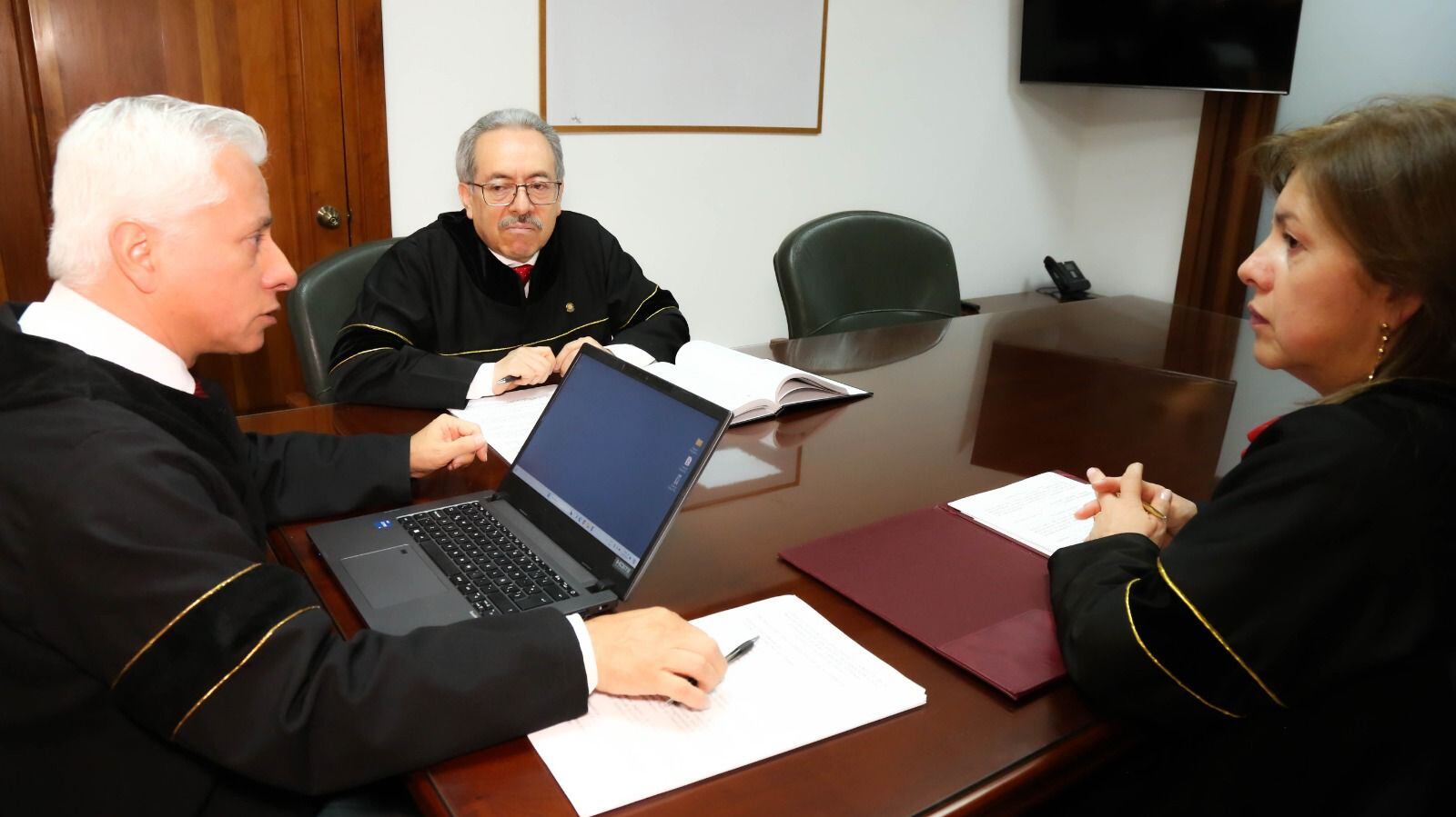 Jueces tomando la decisión sobre Eugenio Gallardo. Foto: Suministrada.