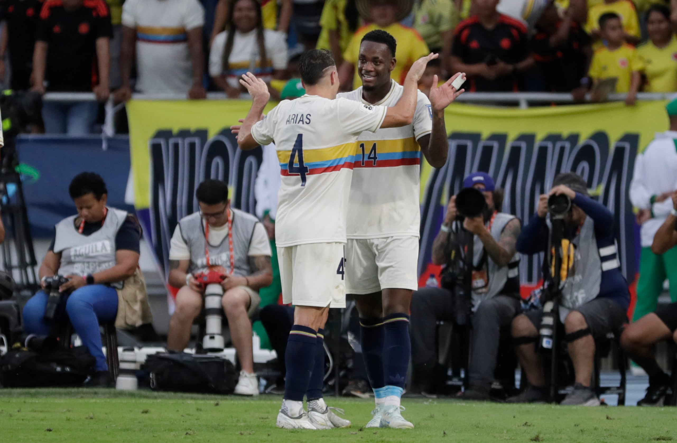AMDEP8806. BARRANQUILLA (COLOMBIA), 15/10/2024.- Jhon Durán (d) de Colombia celebra un gol este martes, en un partido de las eliminatorias sudamericanas para el Mundial de 2026, en el estadio Metropolitano en Barranquilla (Colombia). EFE/ Carlos Ortega