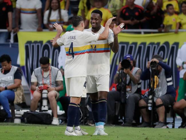 AMDEP8806. BARRANQUILLA (COLOMBIA), 15/10/2024.- Jhon Durán (d) de Colombia celebra un gol este martes, en un partido de las eliminatorias sudamericanas para el Mundial de 2026, en el estadio Metropolitano en Barranquilla (Colombia). EFE/ Carlos Ortega