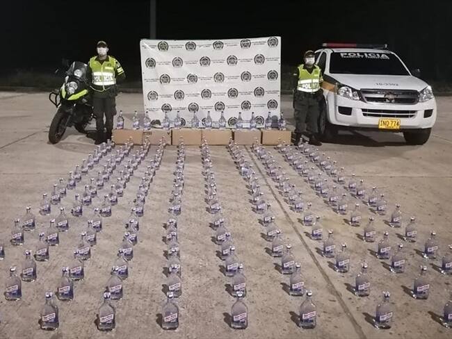 Incautan más de 100 botellas de licor adulterado en Córdoba. Foto: Cortesía Prensa Policía
