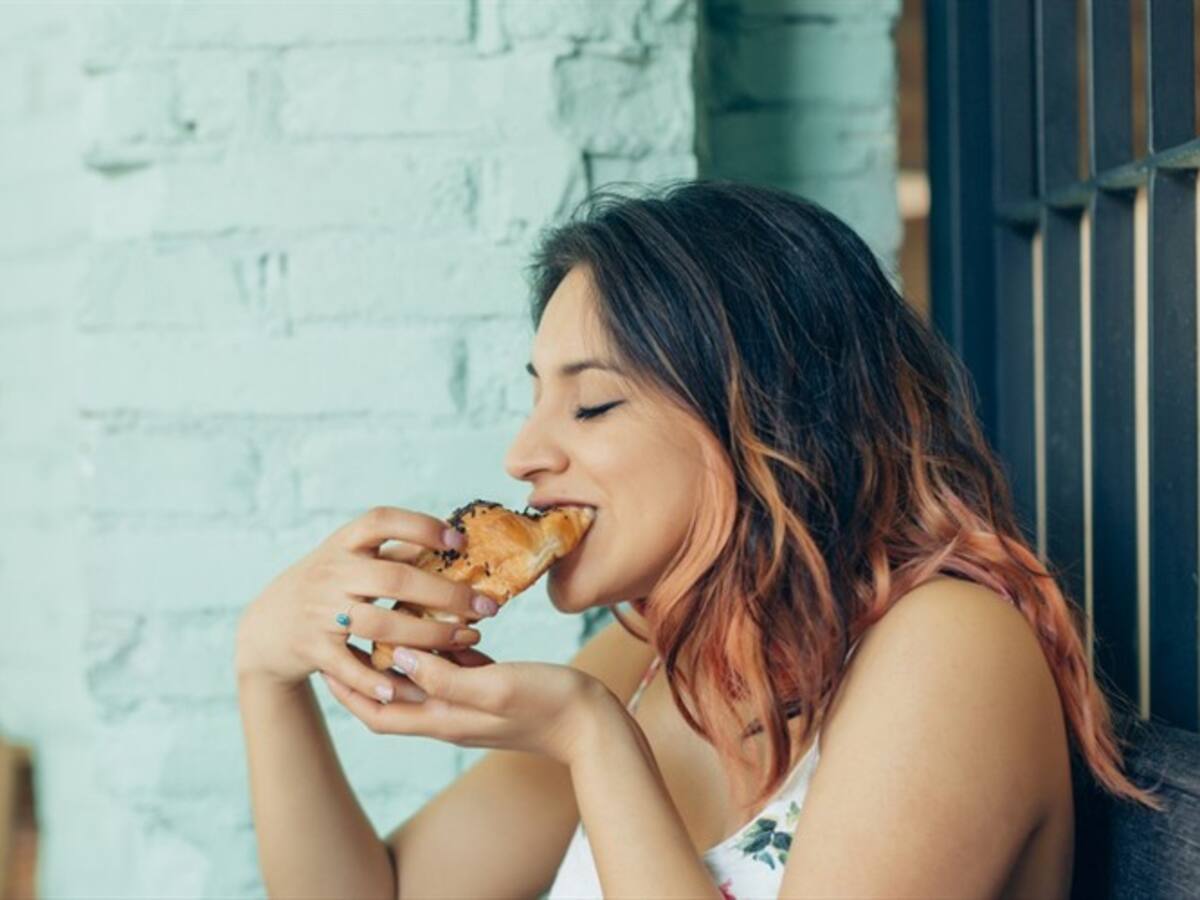 ¿Comer antes de acostarse a dormir puede afectar la salud?