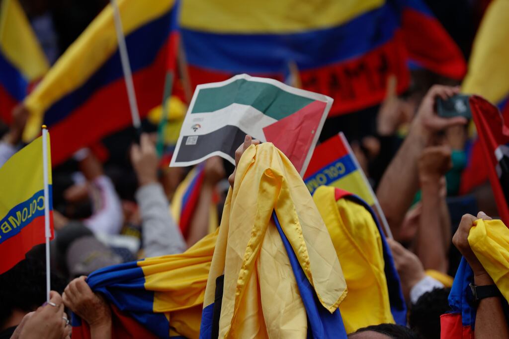 Banderas de Colombia y Palestina. (Photo by Juancho Torres/Anadolu via Getty Images)