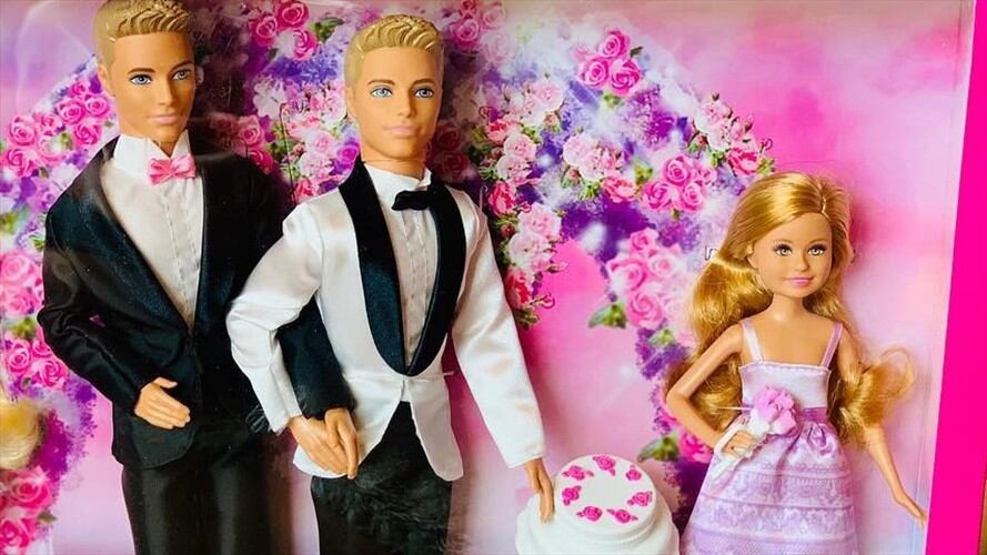 La juguetería estaría considerando crear una set con una pareja de hombres.. Foto: Instagram