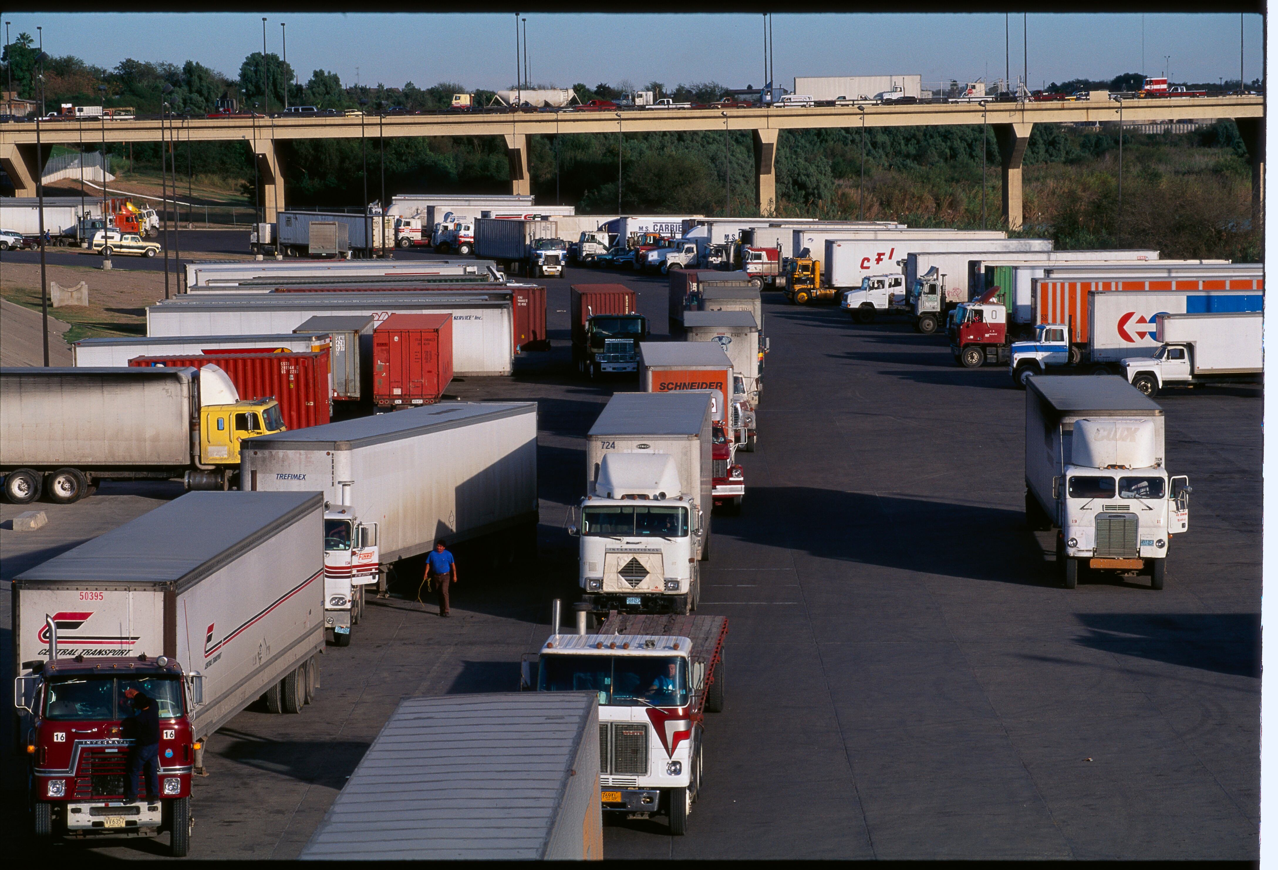 Foto de referencia de los puentes internacionales en Nuevo Laredo, frontera entre México y Estados Unidos. (Photo by © Greg Smith/CORBIS/Corbis via Getty Images)