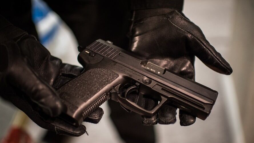 La Policía de Cali habilitó una línea telefónica para denunciar el porte o depósitos clandestinos de armamento en la ciudad. Foto: Colprensa