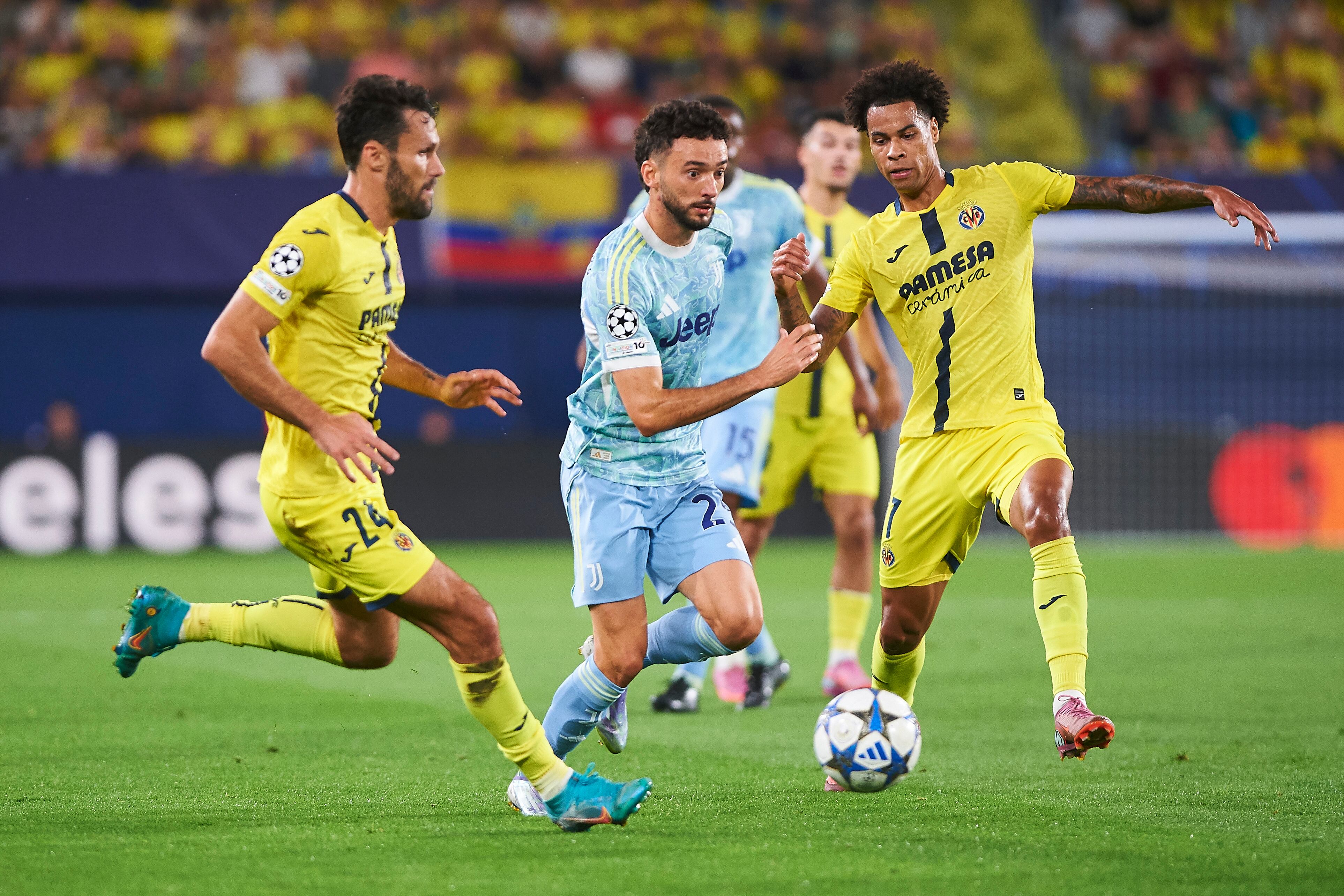 Joao Mario y Tajon Buchanan durante el Villarreal vs. Juventus de Champions League. FOTO: Maria Jose Segovia/DeFodi Images/DeFodi via Getty Images