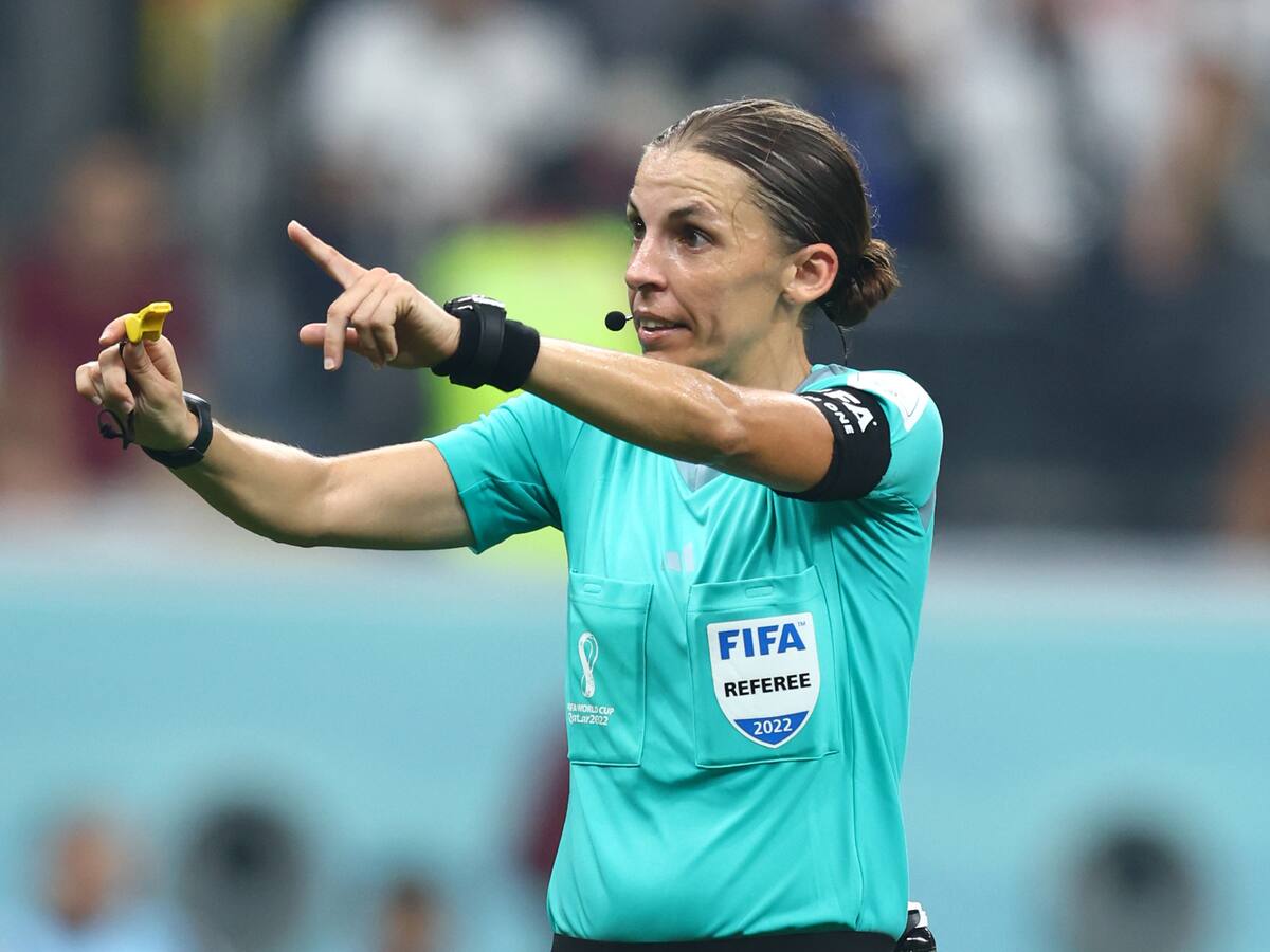 Stephanie Frappart hace historia: fue la primera mujer en arbitrar en un Mundial