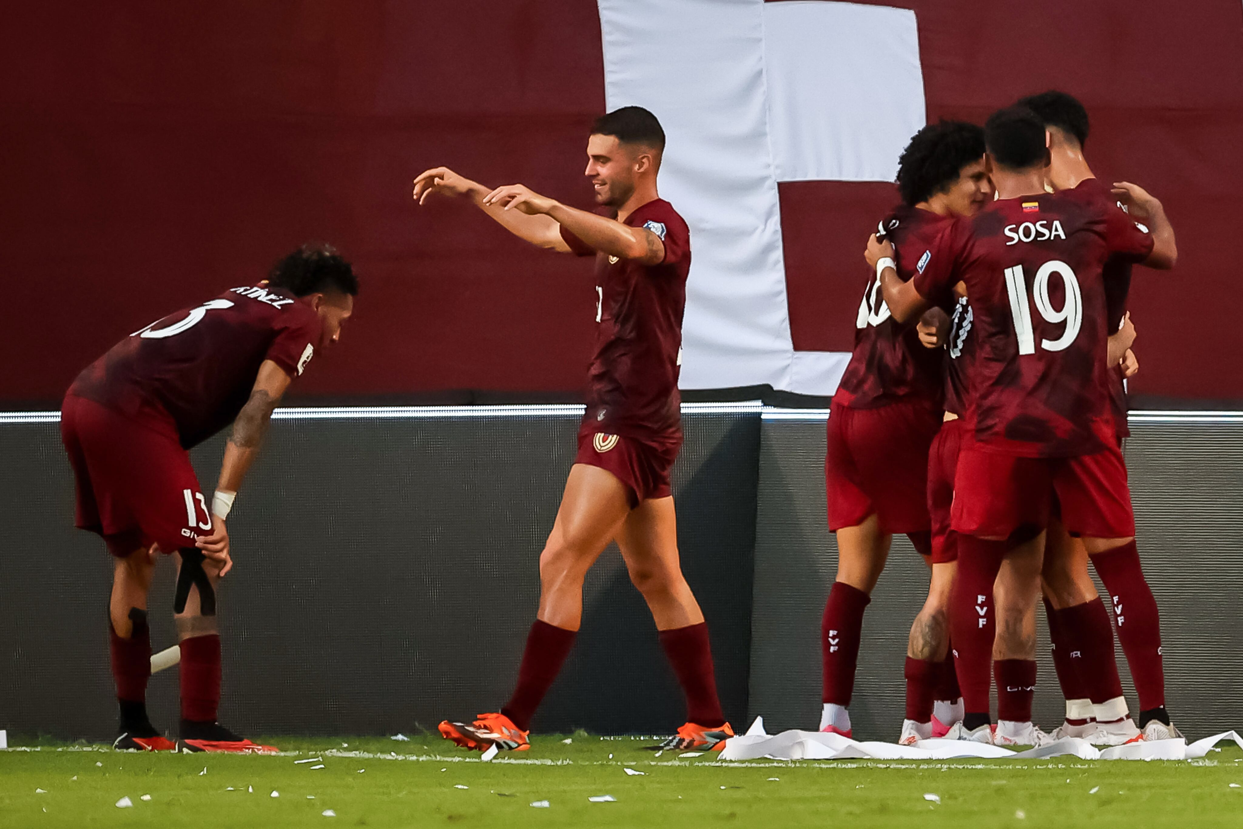 Jugadores de Venezuela celebran un gol hoy, en un partido de las Eliminatorias Sudamericanas para la Copa Mundial de Fútbol 2026 entre Venezuela y  Chile en el estadio Monumental de Maturín en Maturín  (Venezuela). EFE/ Miguel Gutiérrez