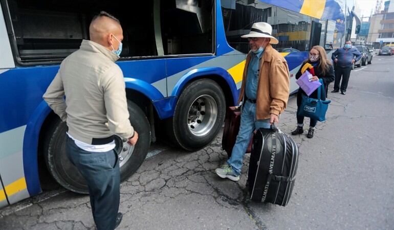 Venezolanos suben al bus que los llevará al aeropuerto Mariscal Sucre. Foto: EFE