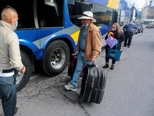Venezolanos suben al bus que los llevará al aeropuerto Mariscal Sucre. Foto: EFE