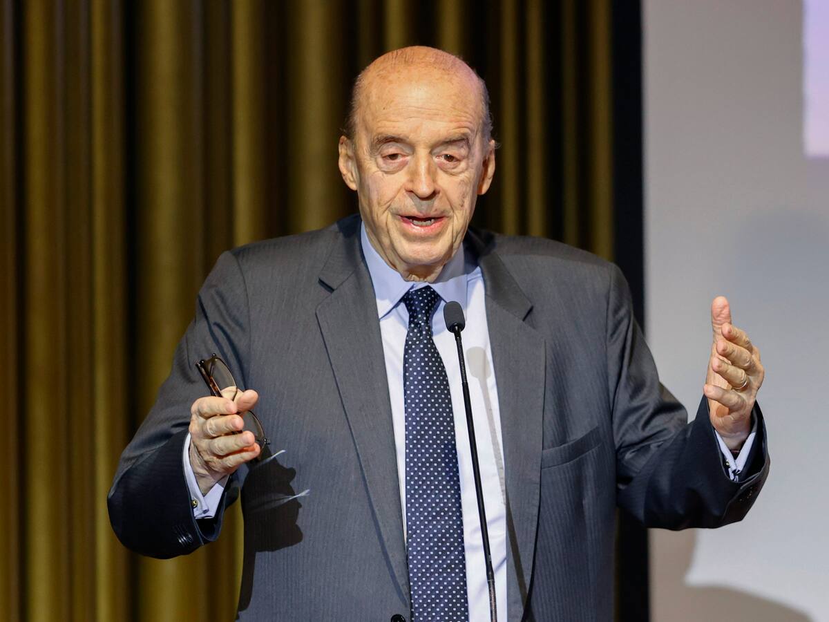 Procuraduría llama a juicio disciplinario a Álvaro Leyva por no acatar suspensión del cargo