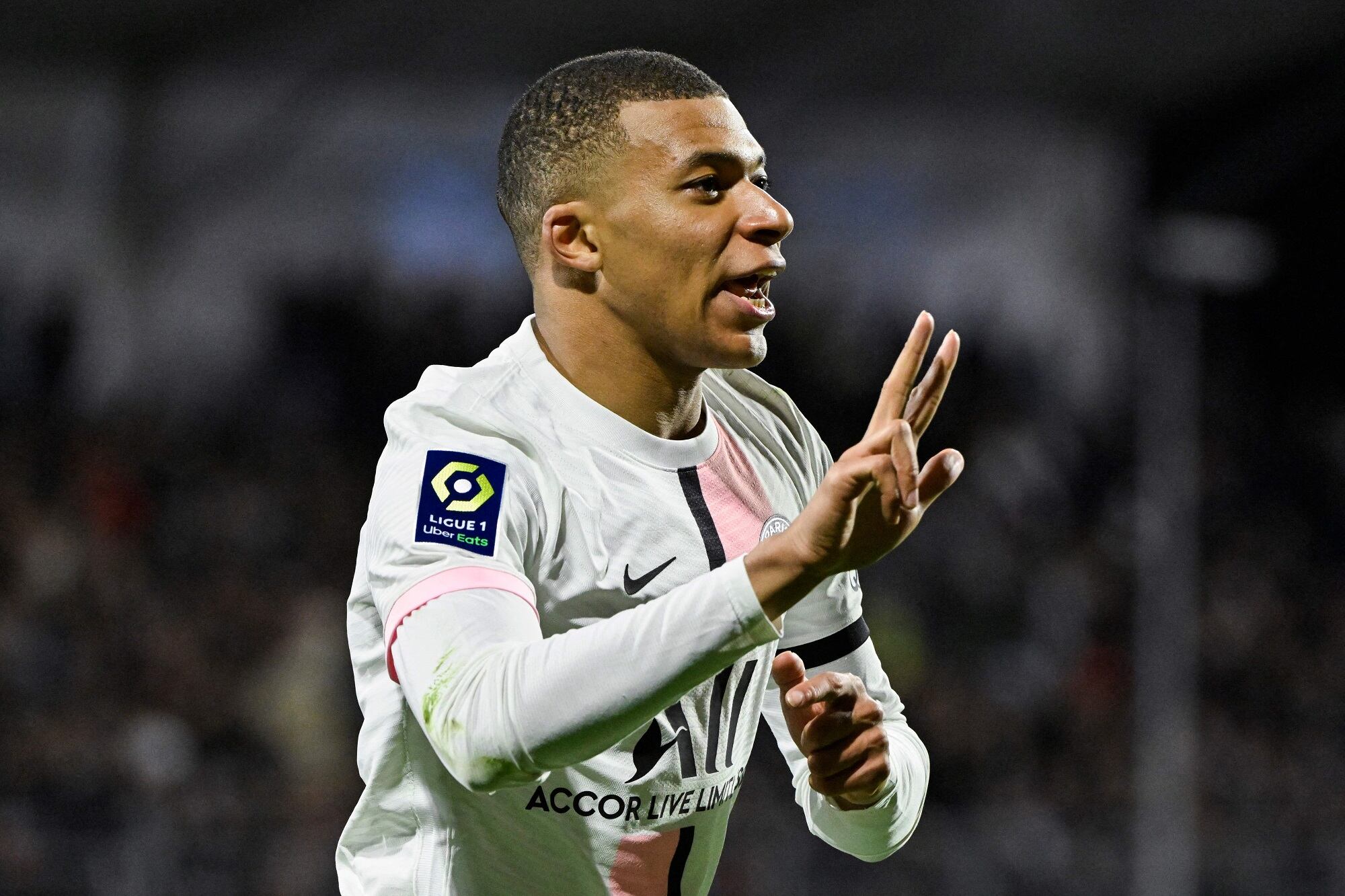Kylian Mbappé celebrando su triplente ante el Clermont Ferrand (Photo by THIERRY ZOCCOLAN/AFP via Getty Images)