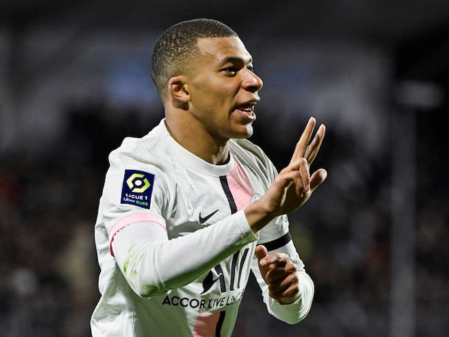 Kylian Mbappé celebrando su triplente ante el Clermont Ferrand (Photo by THIERRY ZOCCOLAN/AFP via Getty Images)