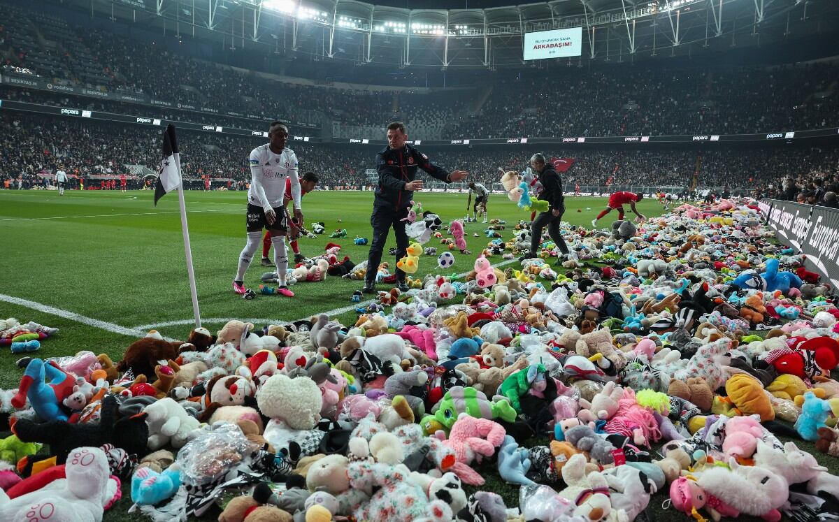 Lluvia de muñecos. Foto: @BJKKadinFutbol