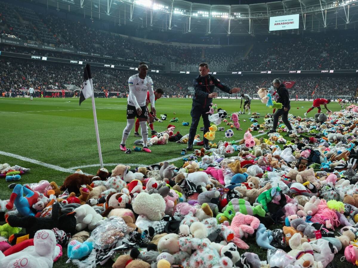 Video: lluvia de muñecos en partido del Besiktas para niños afectados por terremotos