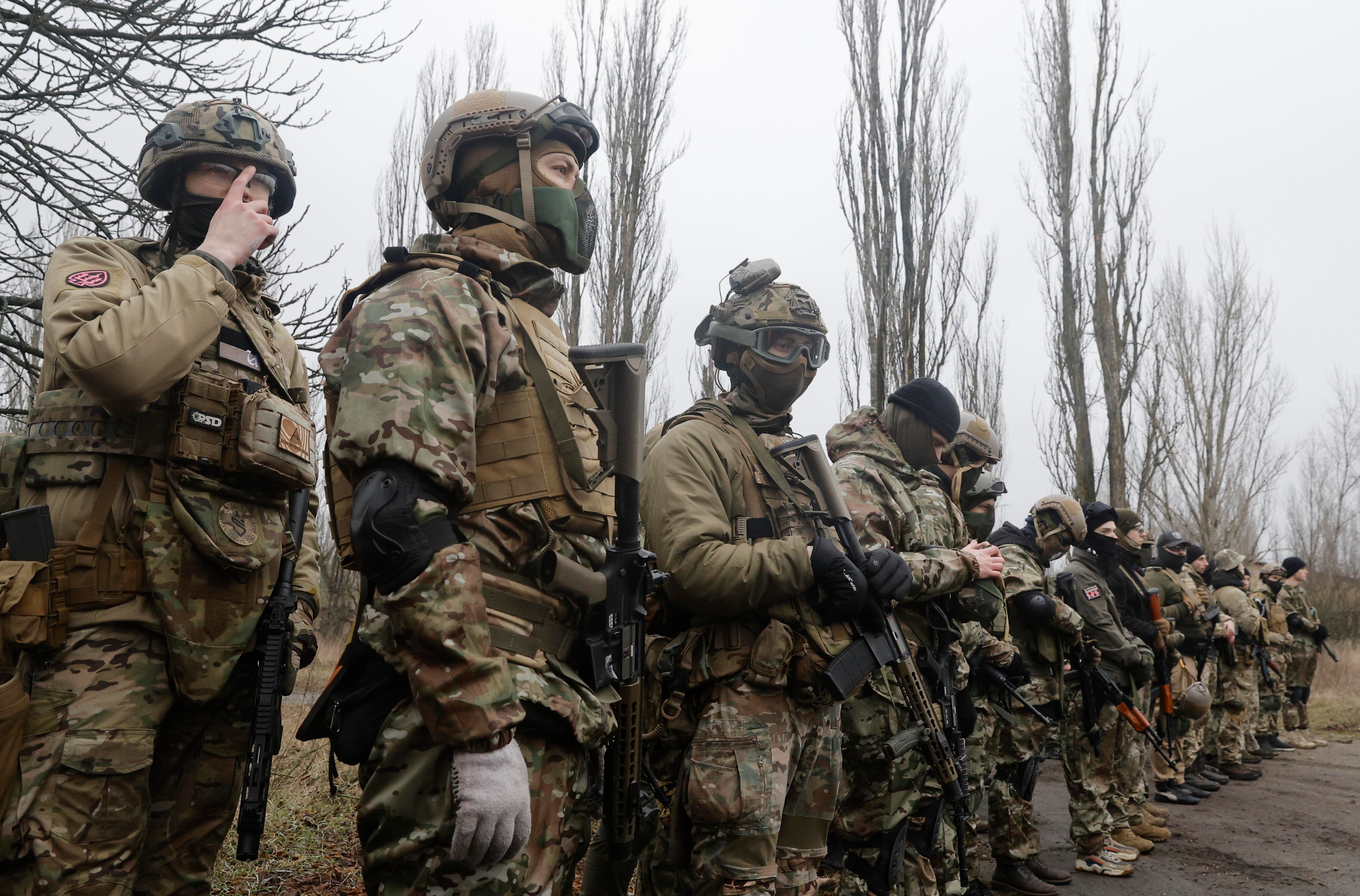 Entrenamiento de civiles cerca de Kiev, Ucrania.. EFE/EPA/SERGEY DOLZHENKO