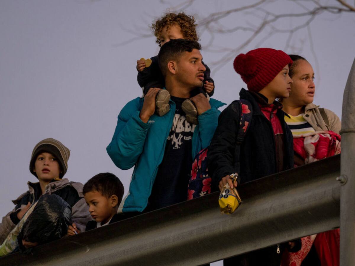 Llegada masiva de migrantes agudiza crisis fronteriza en El Paso, Texas