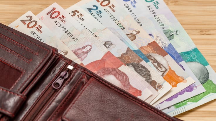 Billetera con dinero colombiano (Foto vía Getty Images)