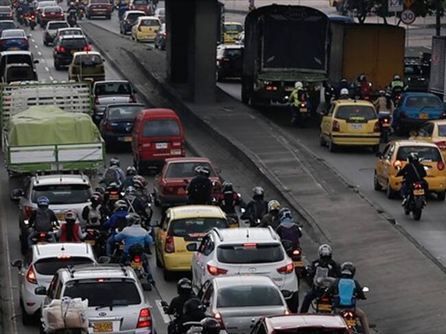 Tractocamión se volcó en la calle 127 con Autopista Norte y provocó gran congestión vial. Foto: Colprensa