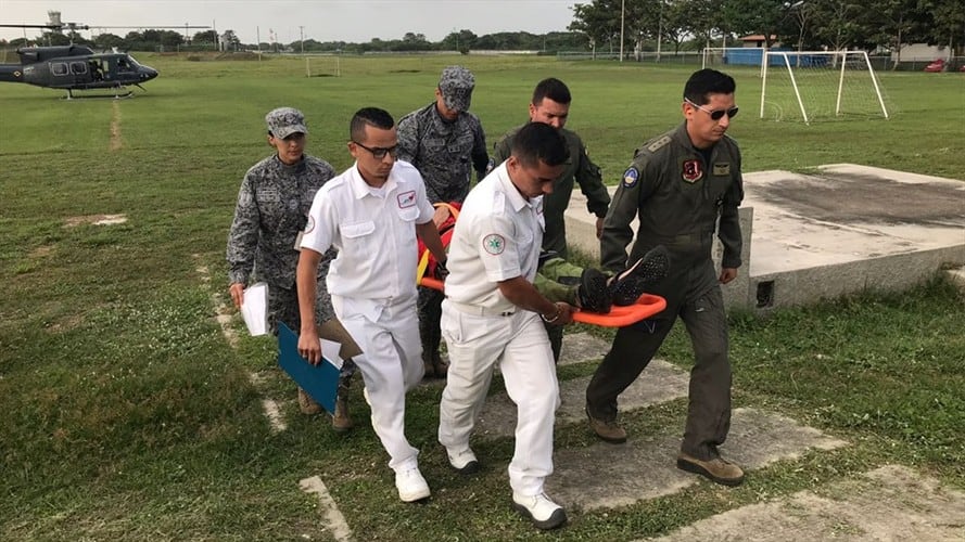 Un ciudadano francés que sufrió un trauma cervical durante una visita turística que realizaba a la Sierra Nevada de Santa Marta. Foto: Fuerza Aérea
